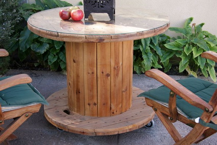 Mesa con bobina de cable