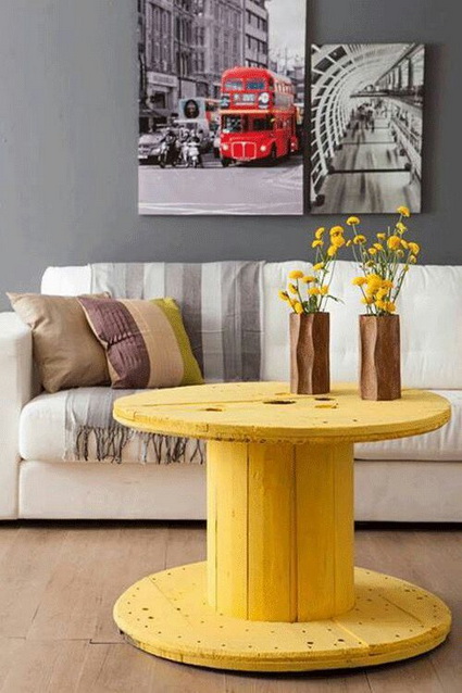 Mesa de centro con carrete de cable
