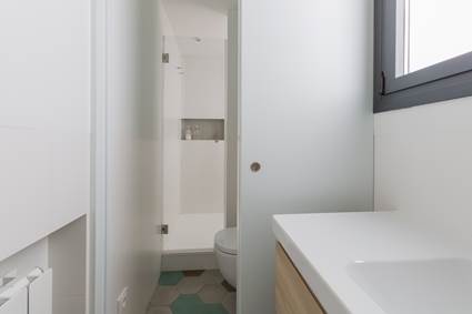 Baño con suelo hidráulico