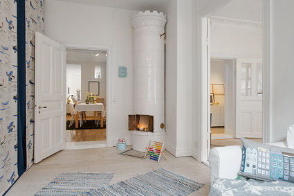 Salón nórdico con chimenea