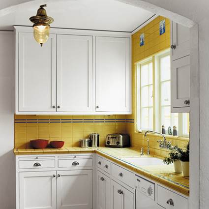 Cocina pequeña en blanco y amarillo