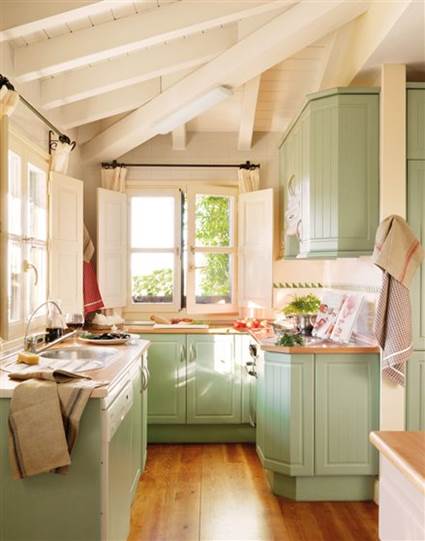 Cocina pequeña muy bien iluminada