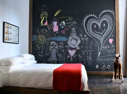 Pared de pizarra en dormitorio infantil