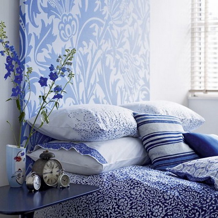 Cabecero y ropa de cama azul