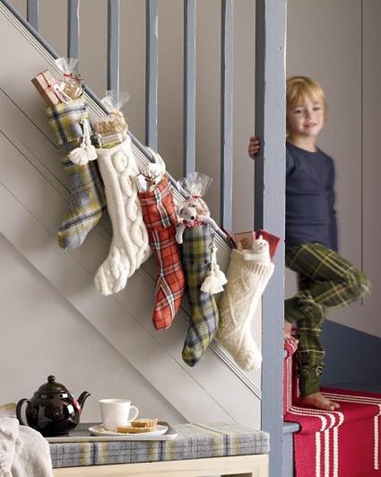 Calcetines navideños en escaleras