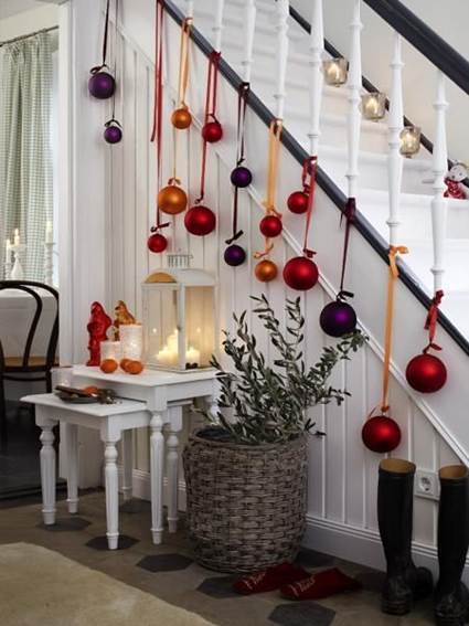 Esferas navideñas en escaleras