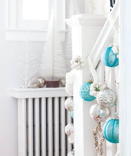 Esferas navideñas turquesa en la escalera