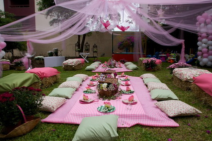Fiesta tipo picnic en el patio