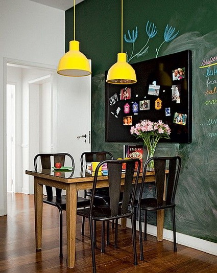 Comedor pequeño con pared oscura