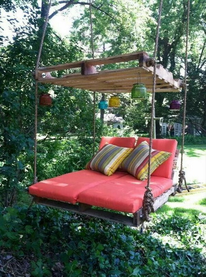 Cama colgante con palets de madera