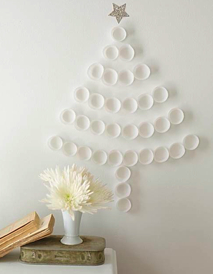 Árbol de Navidad minimalista con vasos plásticos