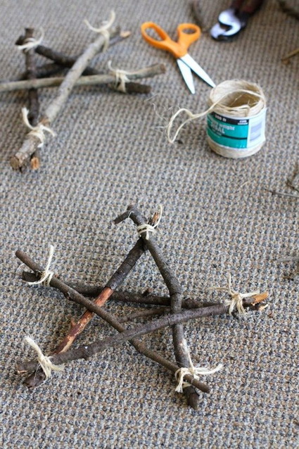 Estrellas navideñas con ramas secas