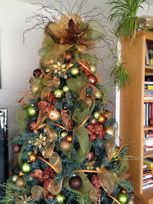 Adornos dorados para el árbol de Navidad