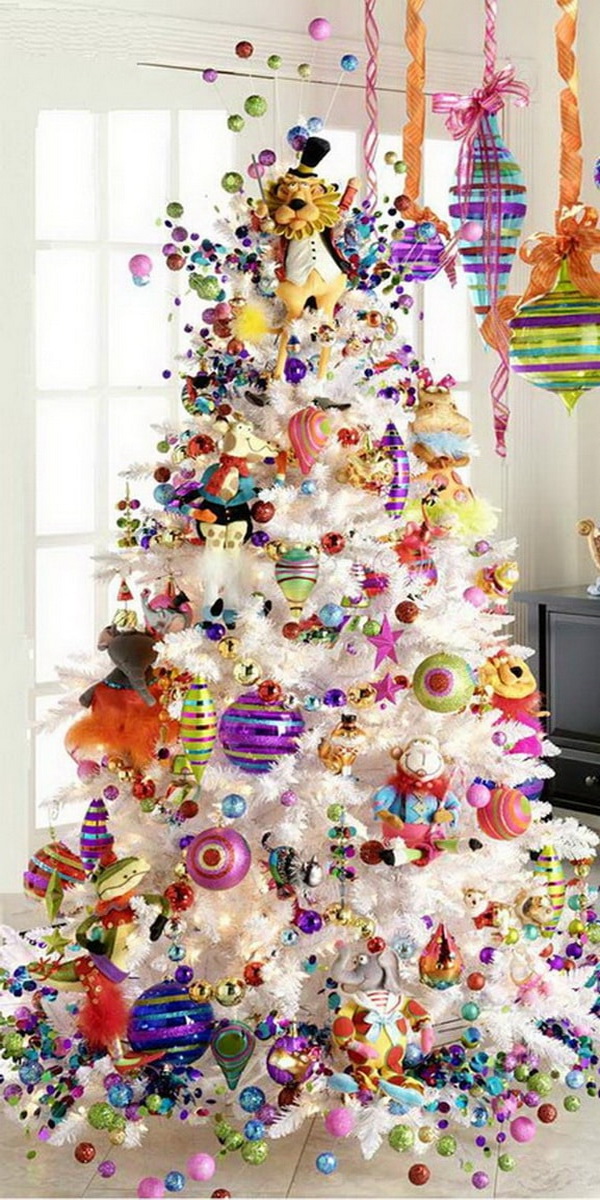 Árbol de Navidad blanco con adornos coloridos