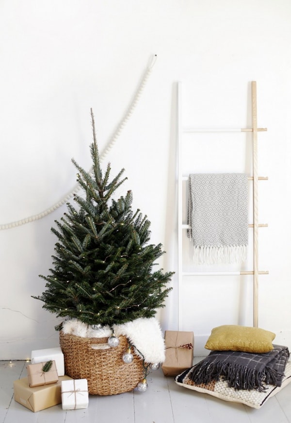 Decoración navideña con cestas de mimbre