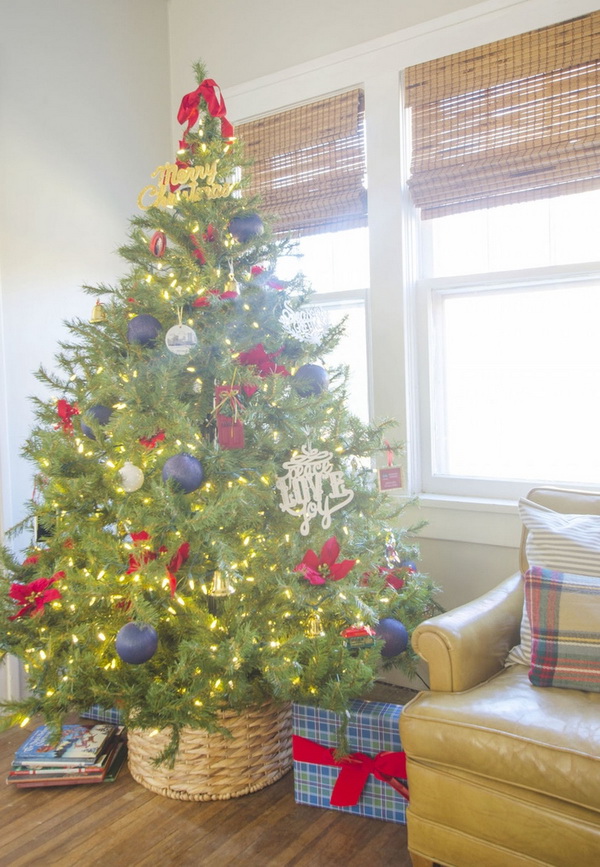 Árbol de Navidad colorido en una cesta