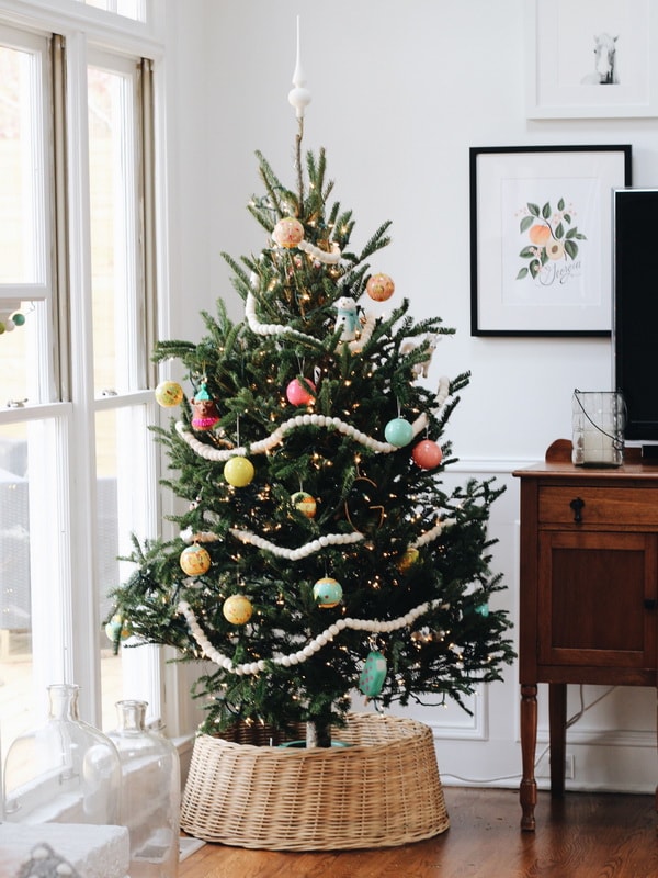 Cesta como base del árbol de Navidad