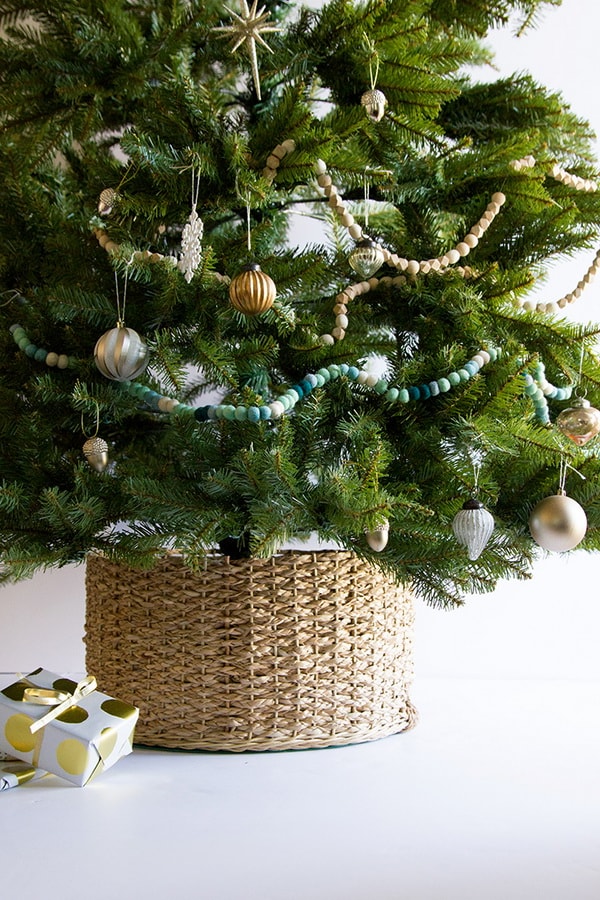 Árbol de navidad en una cesta de mimbre