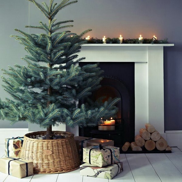 Árbol de Navidad minimalista en una cesta de mimbre