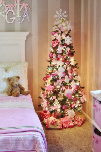 Árbol de Navidad en dormitorio de niña