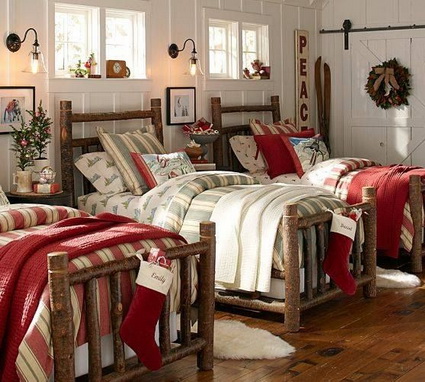 Dormitorio compartido decorado para Navidad