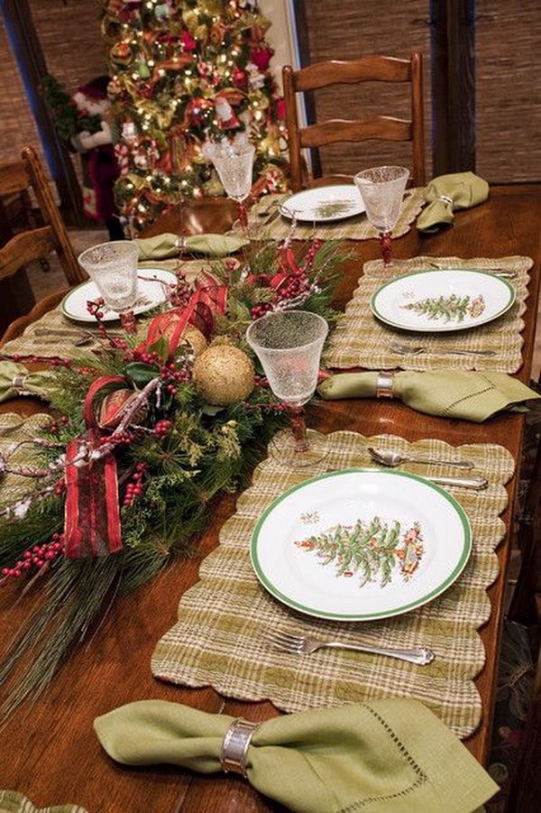 Mesa navideña decorada con estilo rústico