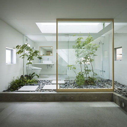 Baño grande con plantas