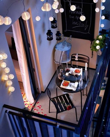 Decoración de un balcón pequeño con luces