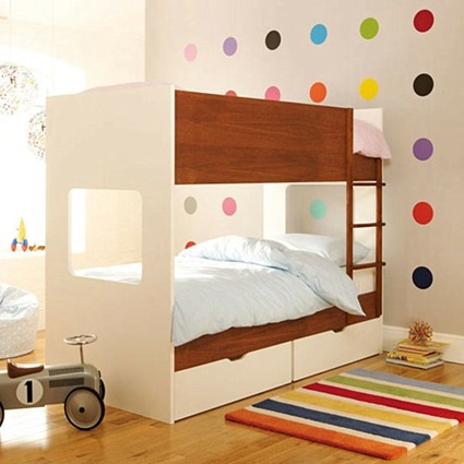 Detalles de color en dormitorio infantil