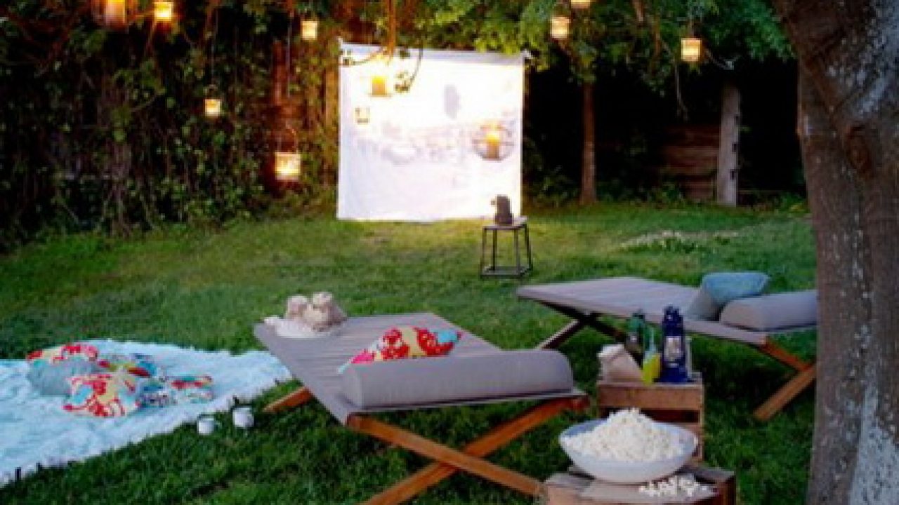 Patio trasero con mantas y cojines