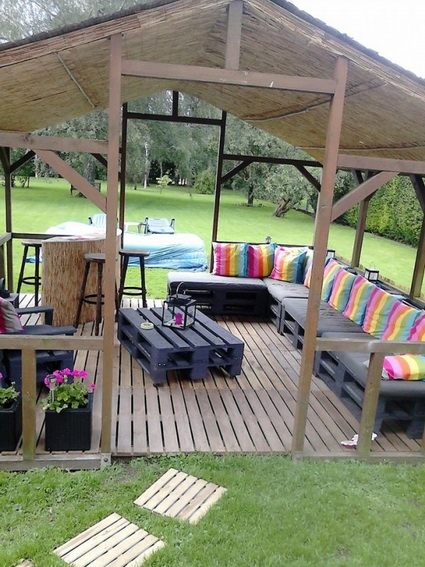 Quincho con muebles de palets