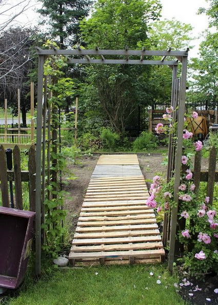 Camino de jardín con palets de madera