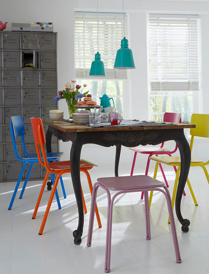 sillas-diferentes-colores-1