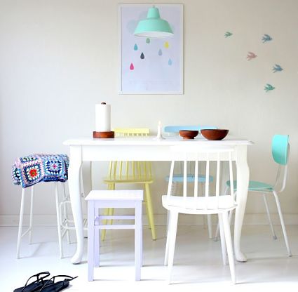 Comedores informales con sillas de diferentes colores