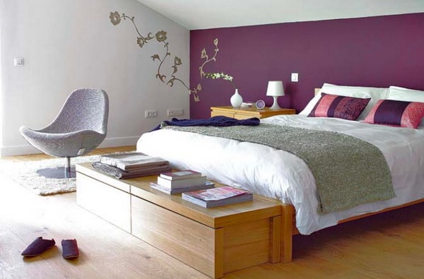 Baulera de madera en dormitorio moderno