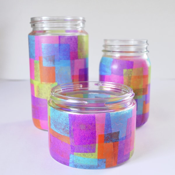 Frascos de vidrio forrados con papel tissue de colores