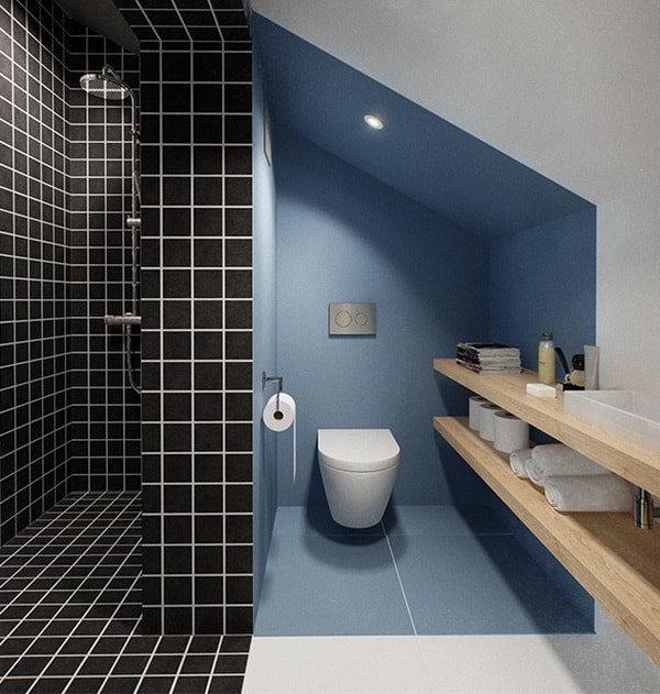 Baño pequeño en espacio con techo inclinado