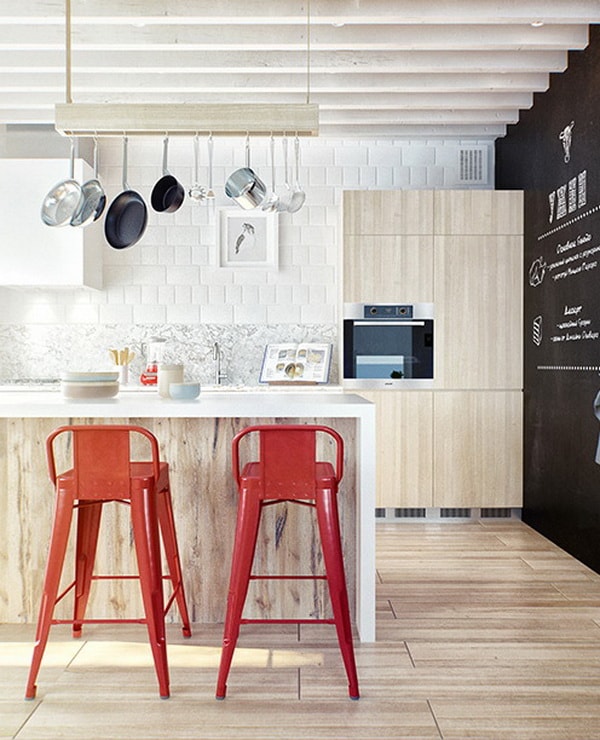 Cocina con barra y banquetas de estilo industrial