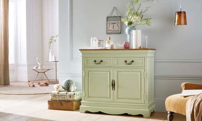 Muebles antiguos pintados en tonos pastel