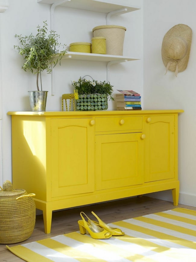 Mueble antiguo pintado en color amarillo