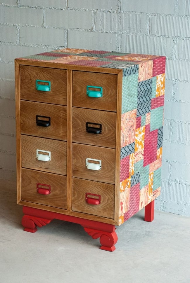 Muebles antiguos personalizados con pintura y papel pintado