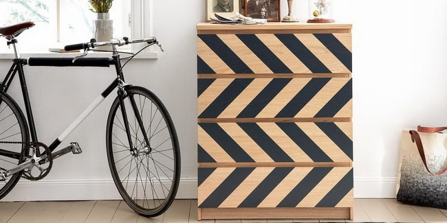 Mueble pintado con rayas en zig zag
