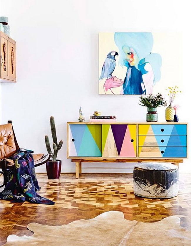 Muebles antiguos pintados con figuras geométricas