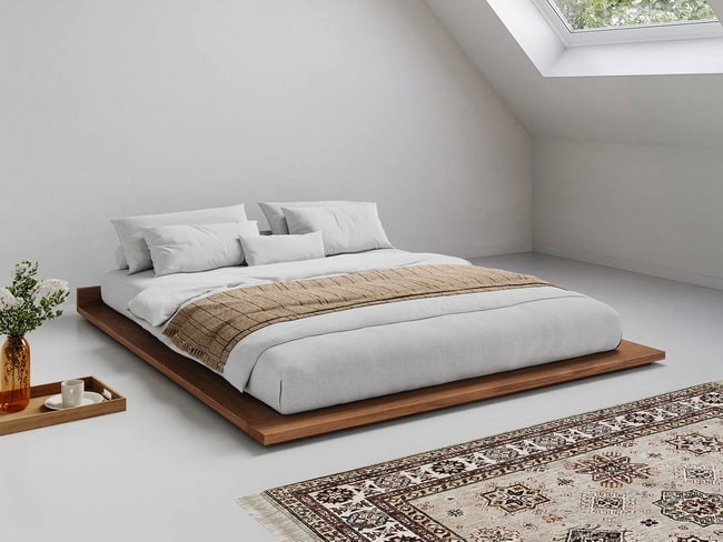 Dormitorio estilo nórdico con cama de plataforma baja