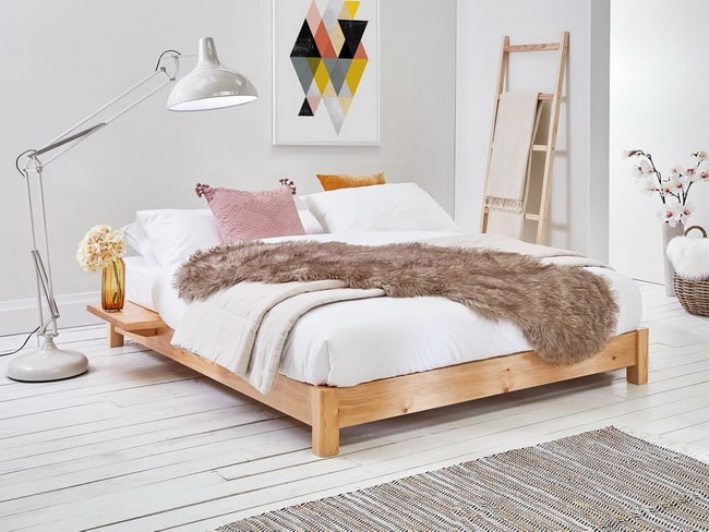 Dormitorio estilo bohemio con cama baja