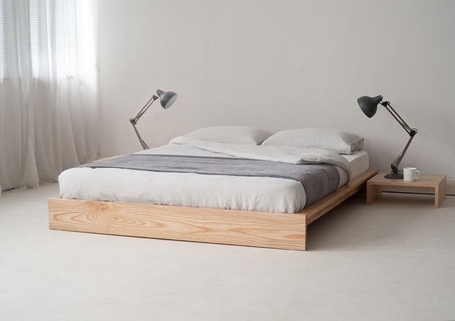Dormitorio minimalista con cama bajita