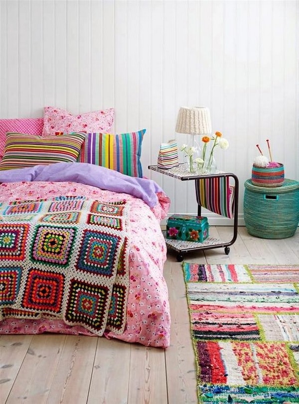 Dormitorio con mucho color
