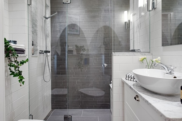 Baño en blanco y gris