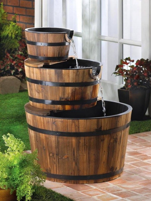 Fuente de agua hecha con barriles reciclados