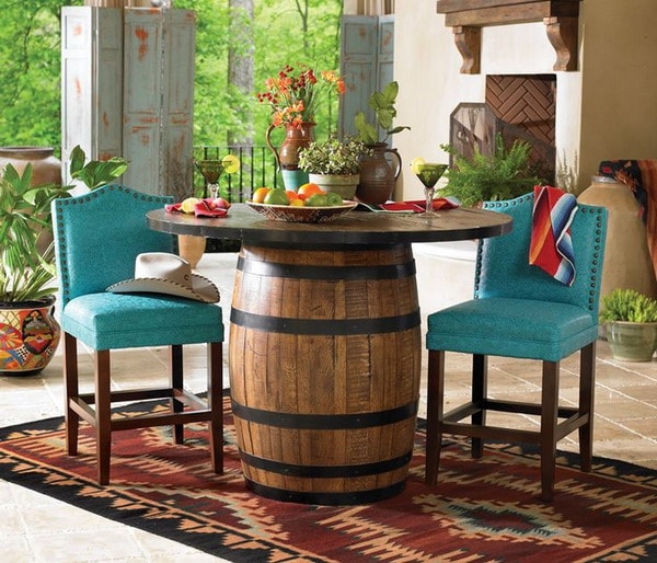 Mesa con barril de madera